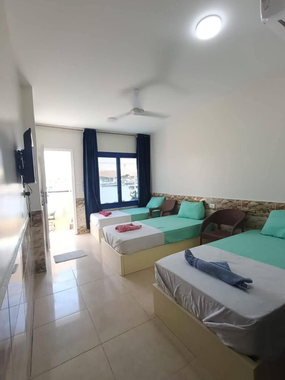 Bed, TV and multimedia, Bedroom, towels