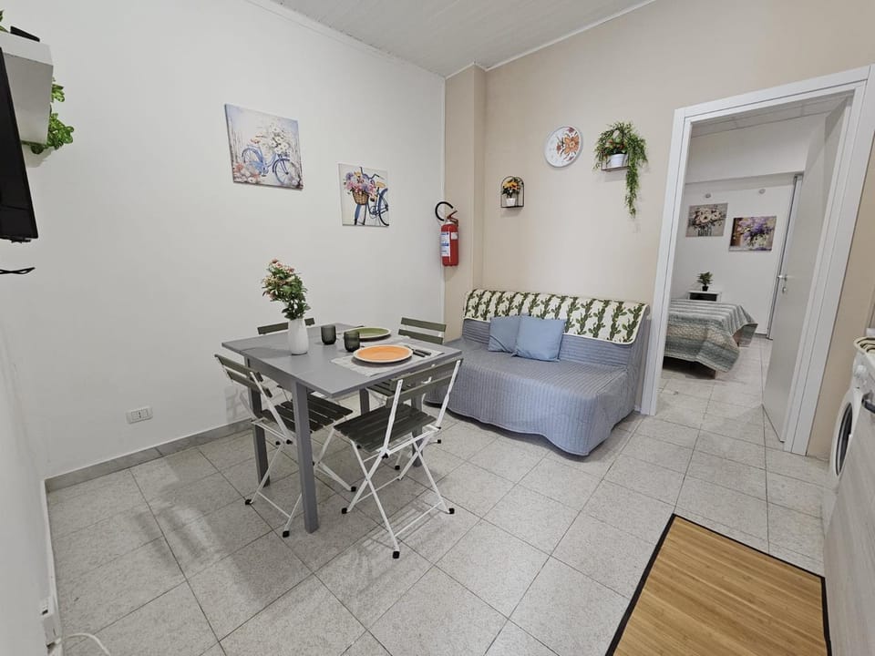 Kitchen or kitchenette, Living room, Seating area, Dining area, Bedroom