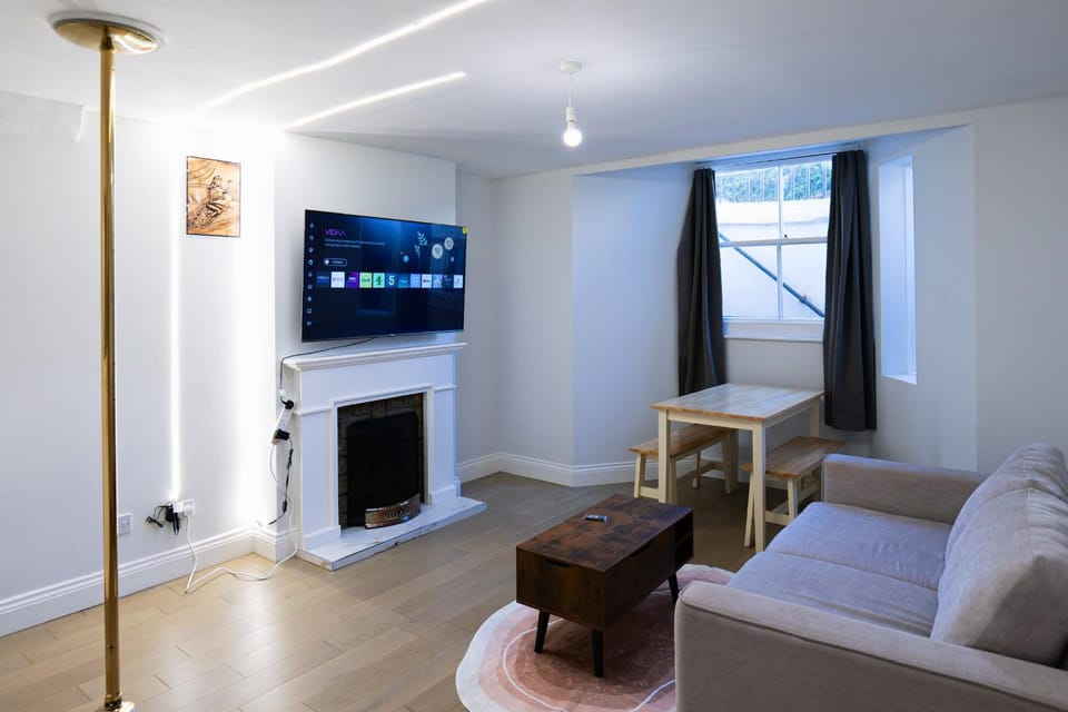 TV and multimedia, Living room, Seating area, Evening entertainment