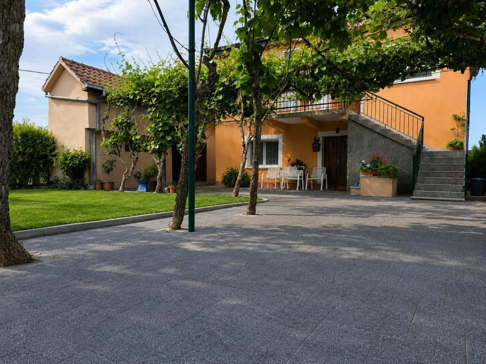 Property building, Text overlay, Street view, Area and facilities, Parking