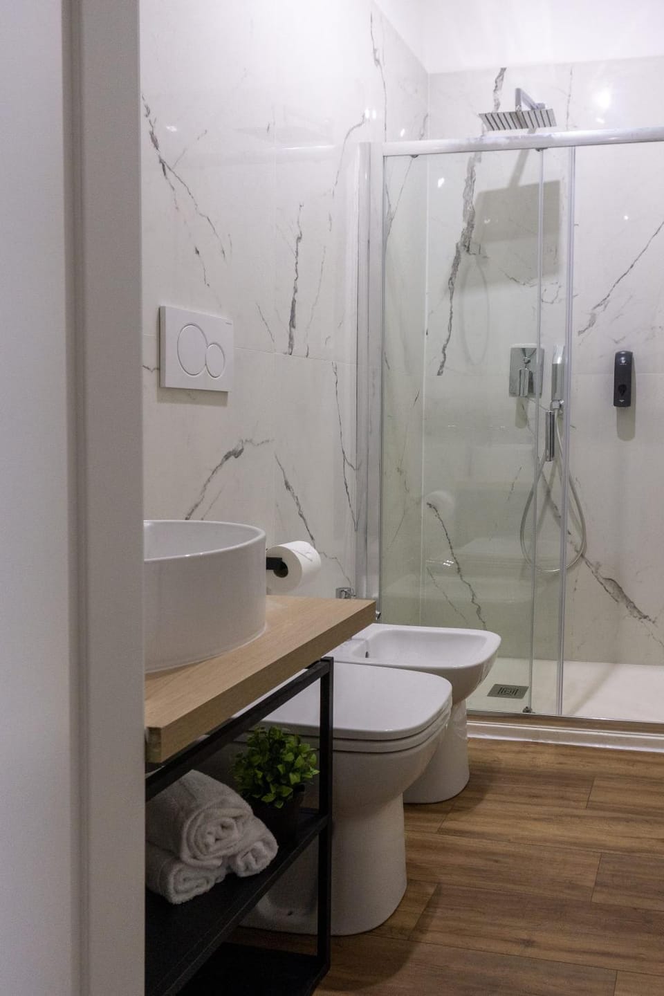 Shower, Toilet, Bathroom, towels