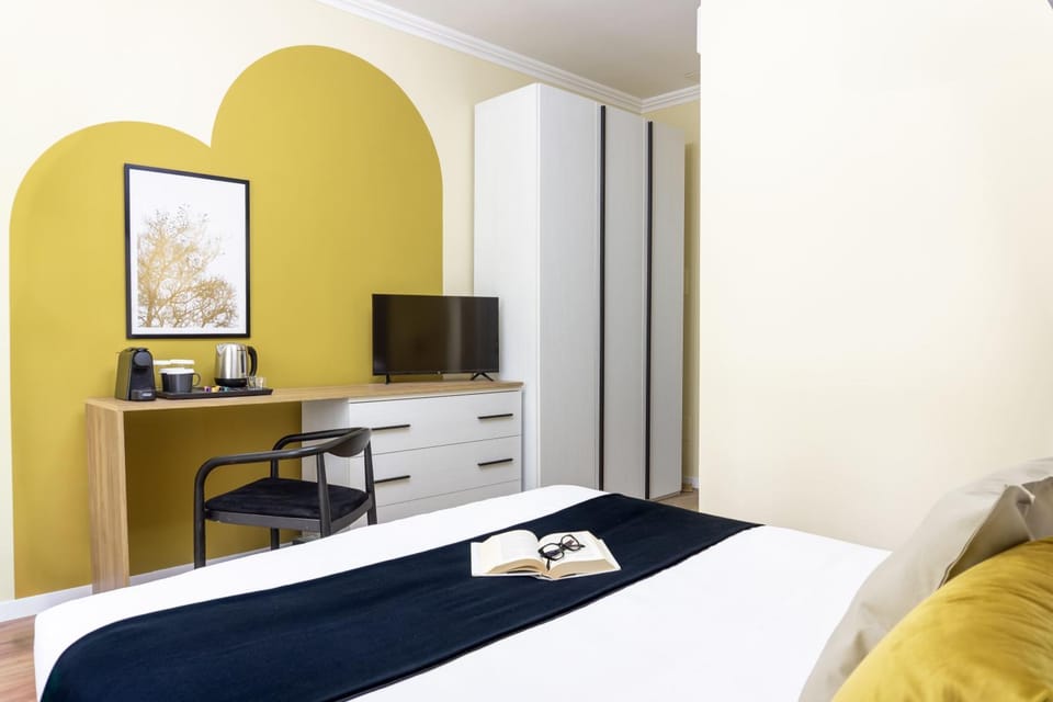 Bed, TV and multimedia, Photo of the whole room, Bedroom, wardrobe