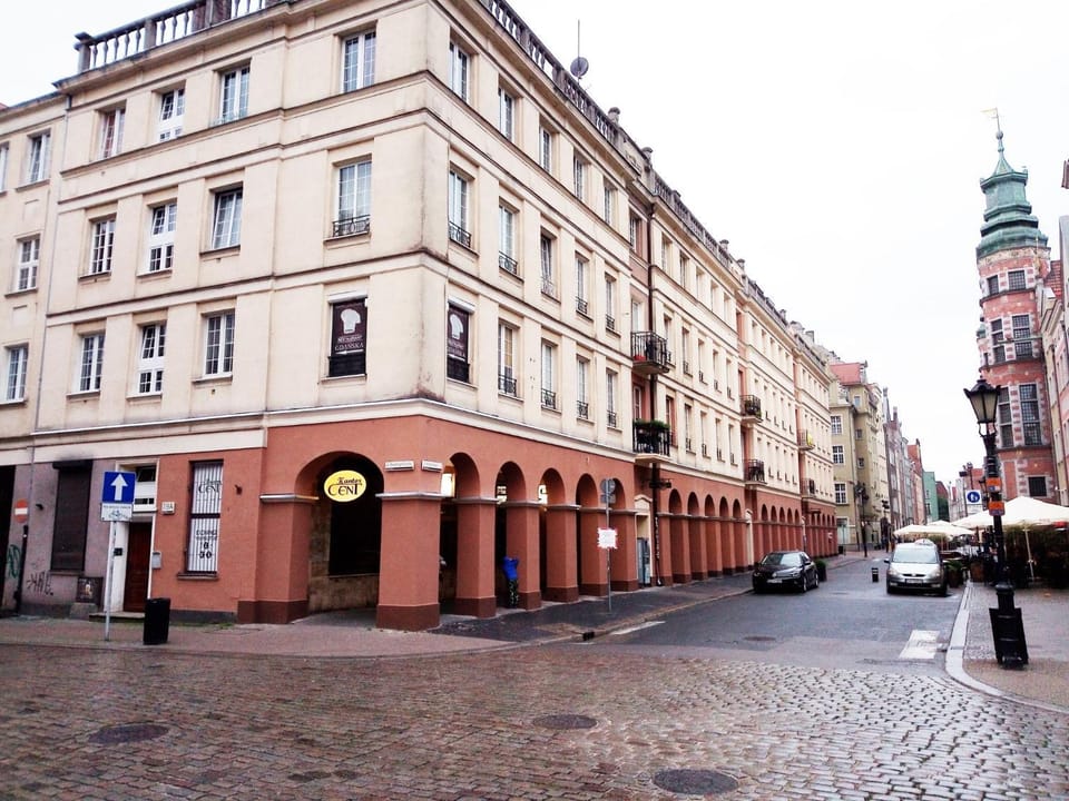 Property building, Neighbourhood, Location