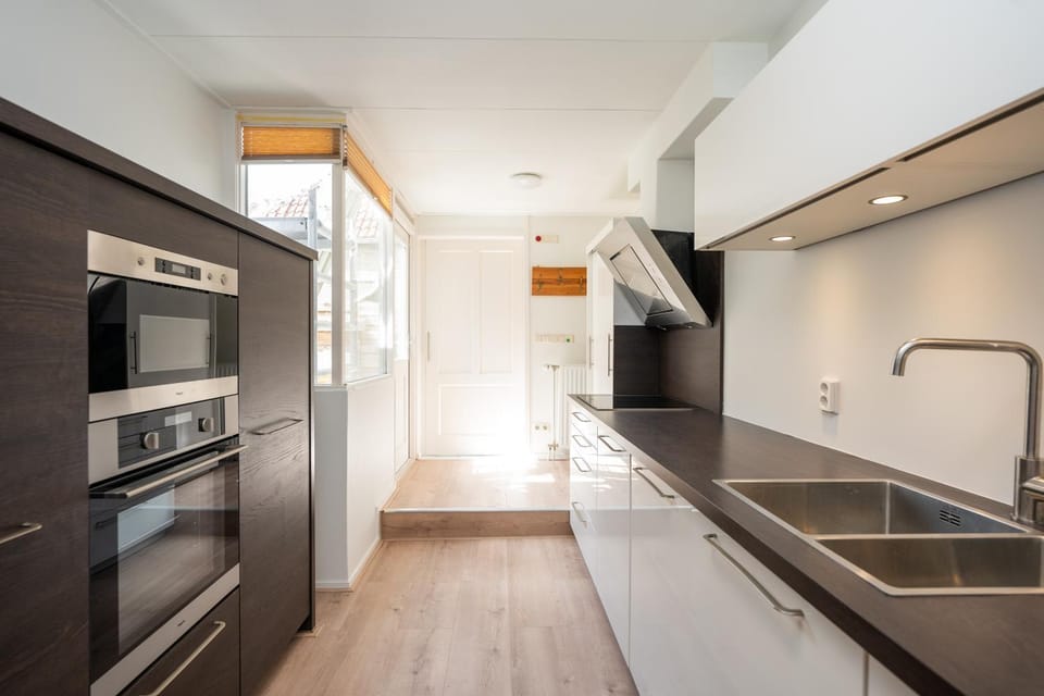 Kitchen or kitchenette, dishwasher, oven