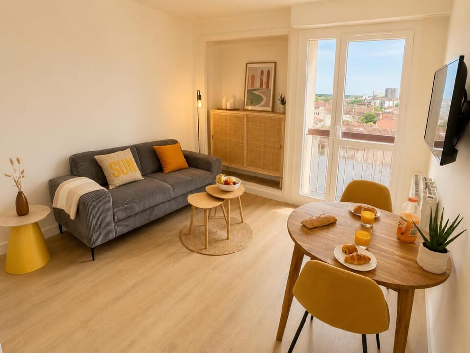 Communal lounge/ TV room, TV and multimedia, Kitchen or kitchenette, Living room, Seating area, Dining area