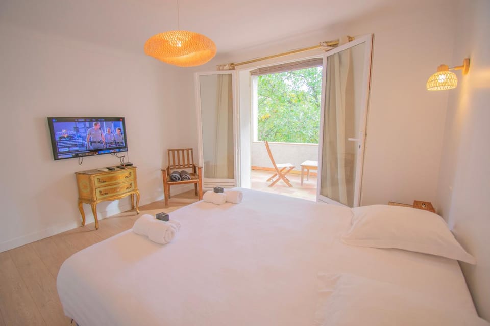 Bed, TV and multimedia, Photo of the whole room, Bedroom, towels