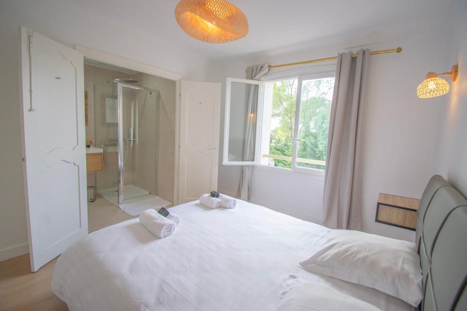 Bed, Photo of the whole room, Bedroom, towels, wardrobe