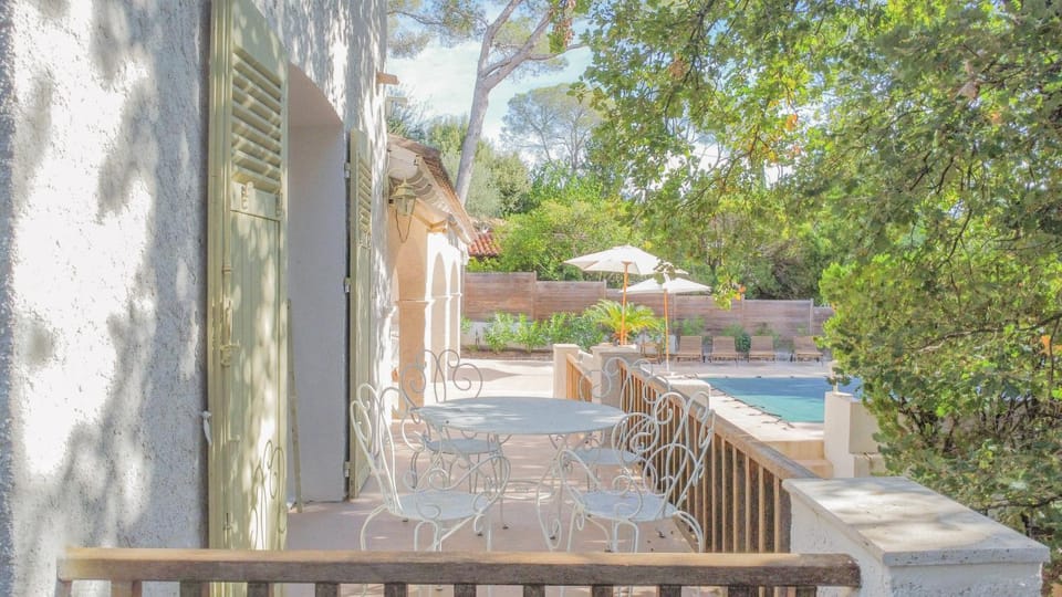 Property building, Patio, Spring, Day, Garden, Garden view, Pool view, Swimming pool, sunbed