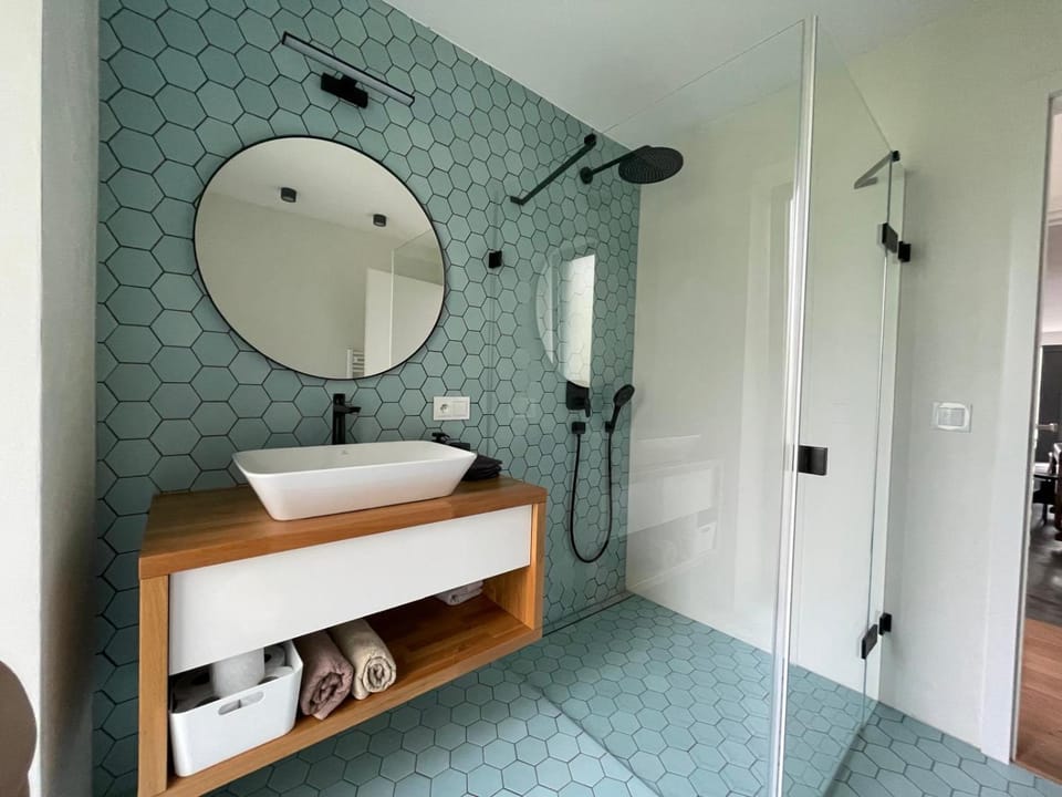 Shower, Bathroom, towels