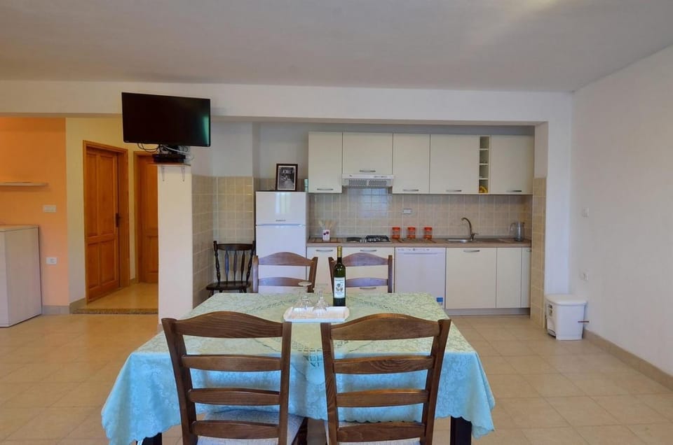 TV and multimedia, Kitchen or kitchenette, Dining area, stove