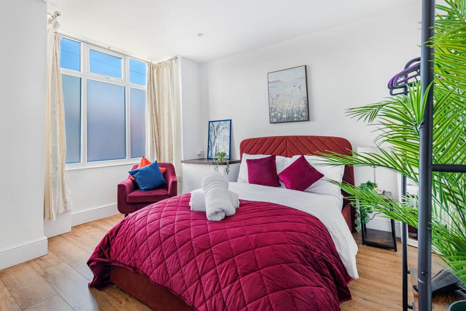 Bed, Photo of the whole room, Seating area, Bedroom, towels, wardrobe