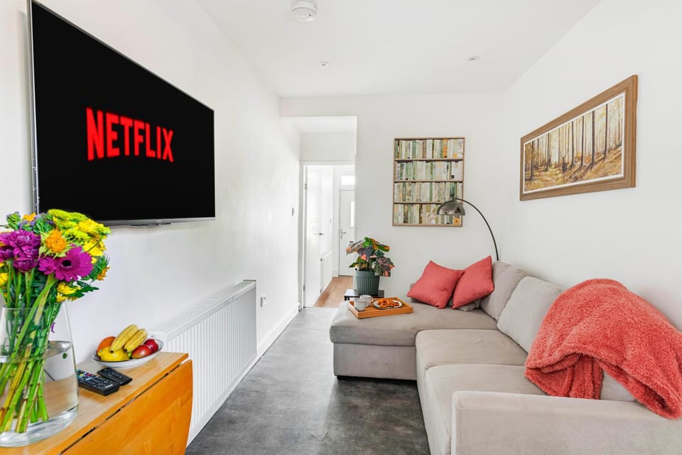 Communal lounge/ TV room, TV and multimedia, Living room, Seating area, Evening entertainment