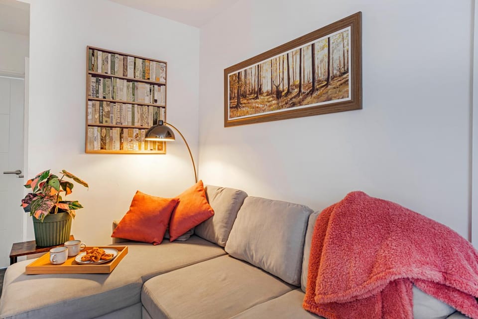 Living room, Food and drinks, Seating area