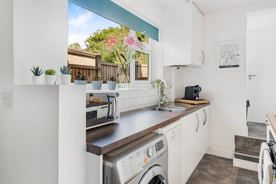 Coffee/tea facilities, Kitchen or kitchenette, dishwasher, microwave, toaster, washing machine, dryer