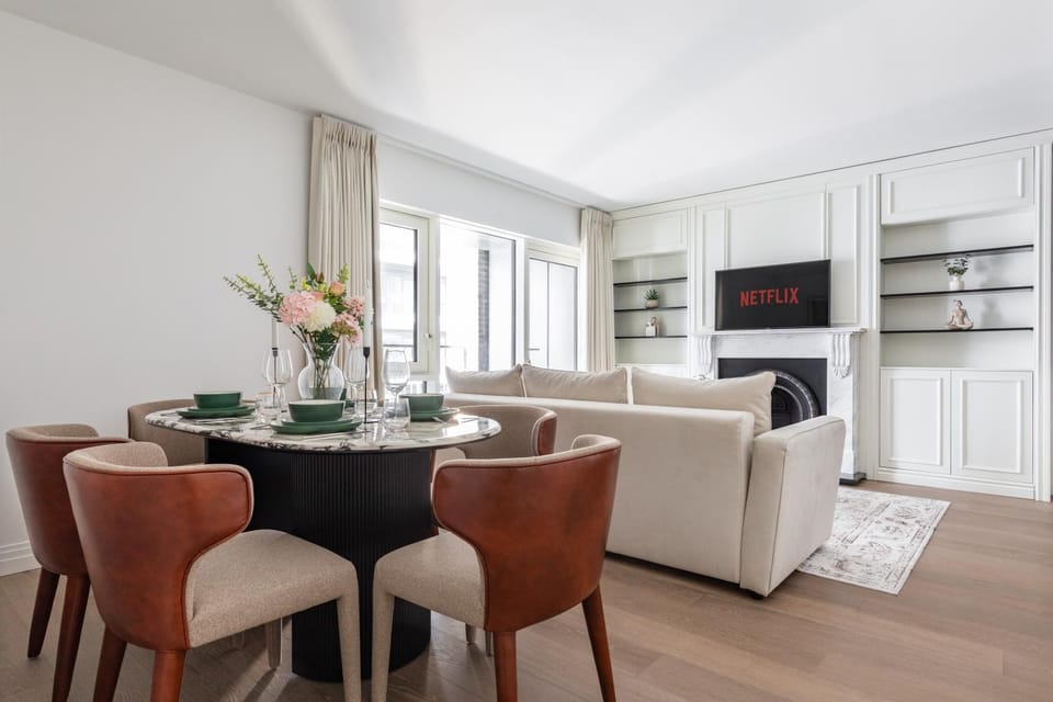 TV and multimedia, Living room, Seating area, Dining area