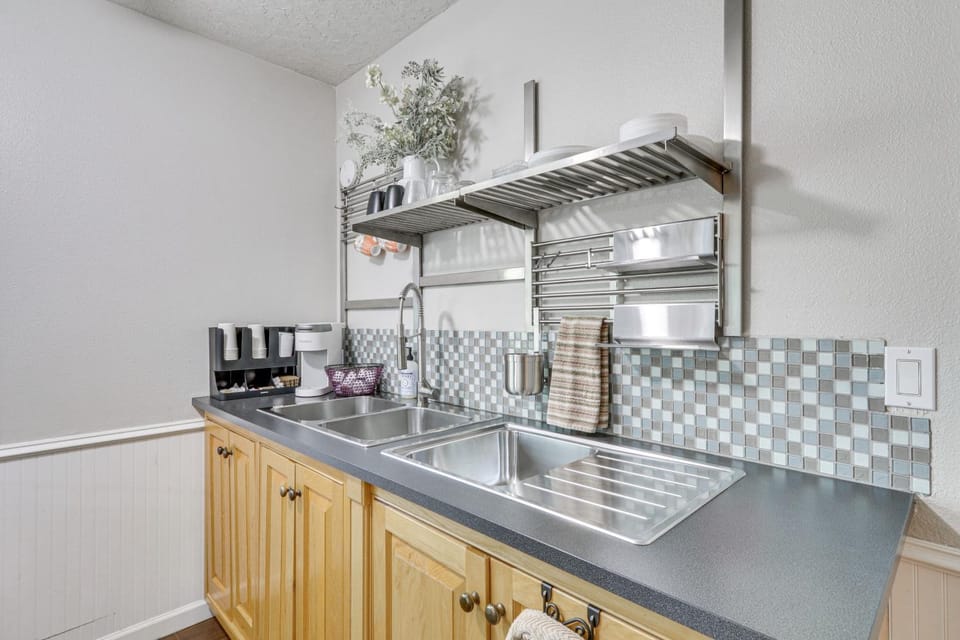 2 Mi to Dtwn Forest Grove Quiet Studio with Yard Apartment in Forest Grove