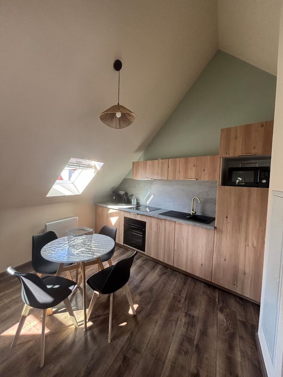 Dining area, oven, stove, toaster