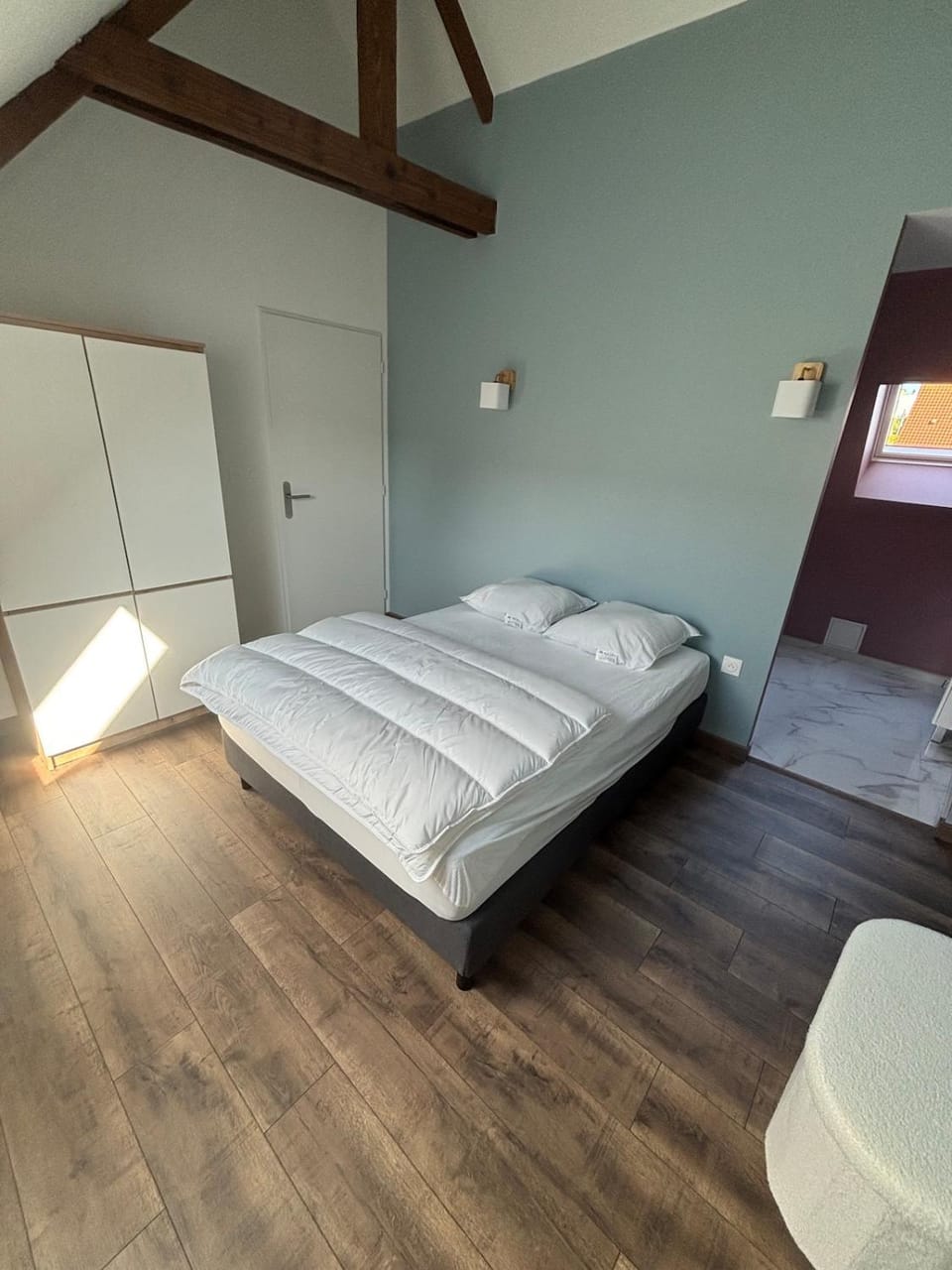 Photo of the whole room, Bedroom