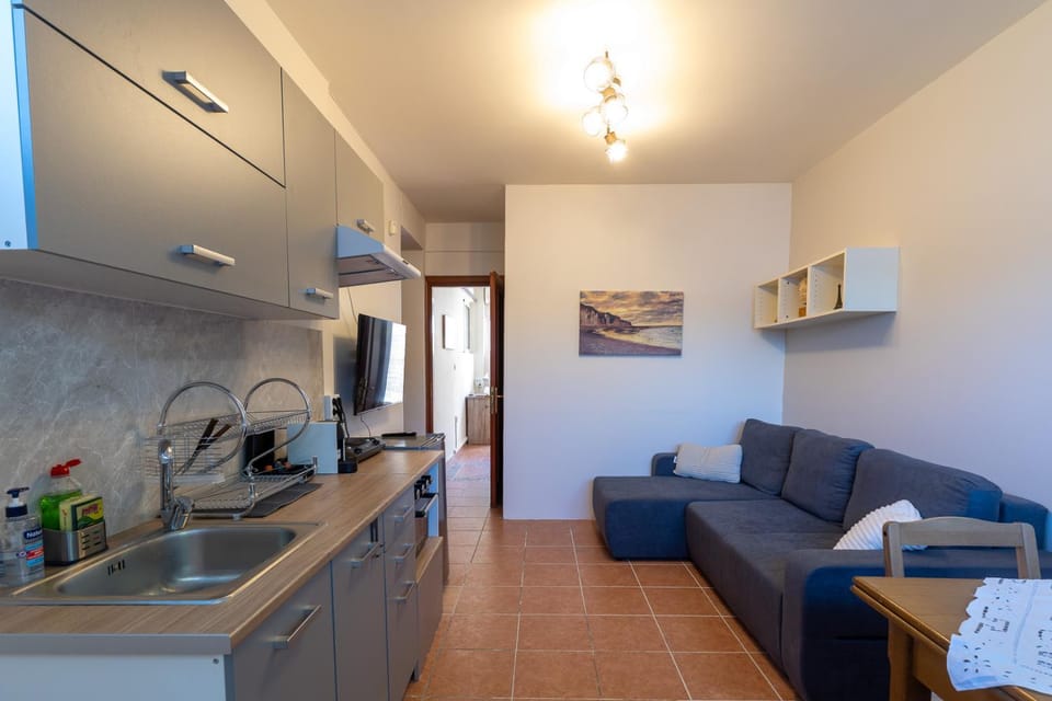 Kitchen or kitchenette, Seating area