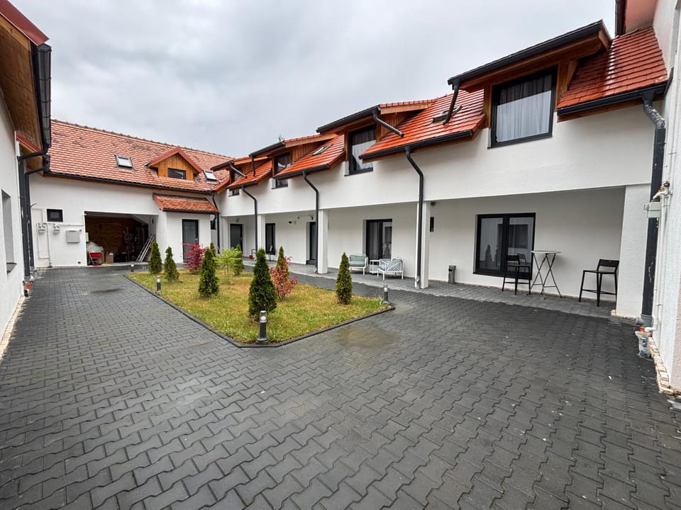 Property building, Day, Balcony/Terrace