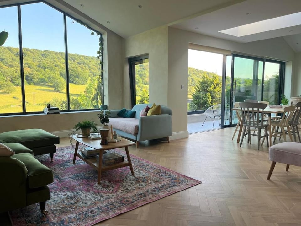 5 Bed with Stunning Valley Views Villa in Huddersfield