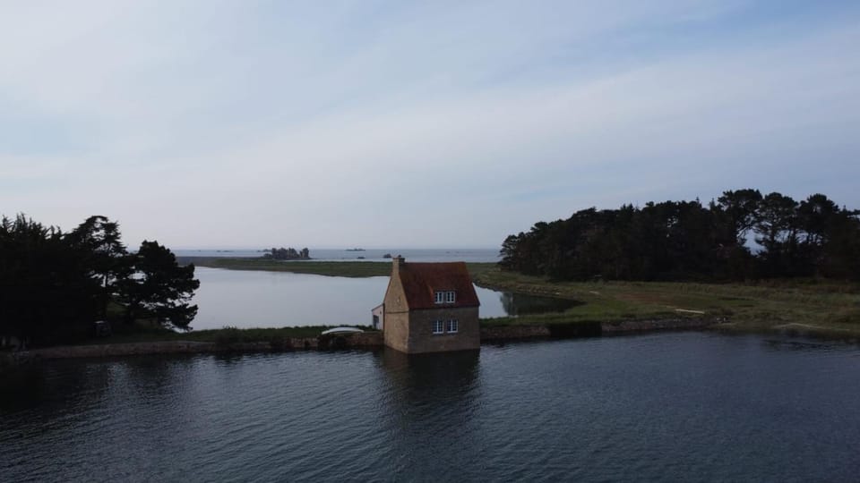 Reposant, Calme, Vue Mer imprenable à 2 m de l'eau, Petit Port Typique Breton House in Penvénan