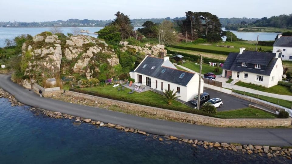 Reposant, Calme, Vue Mer imprenable à 2 m de l'eau, Petit Port Typique Breton House in Penvénan