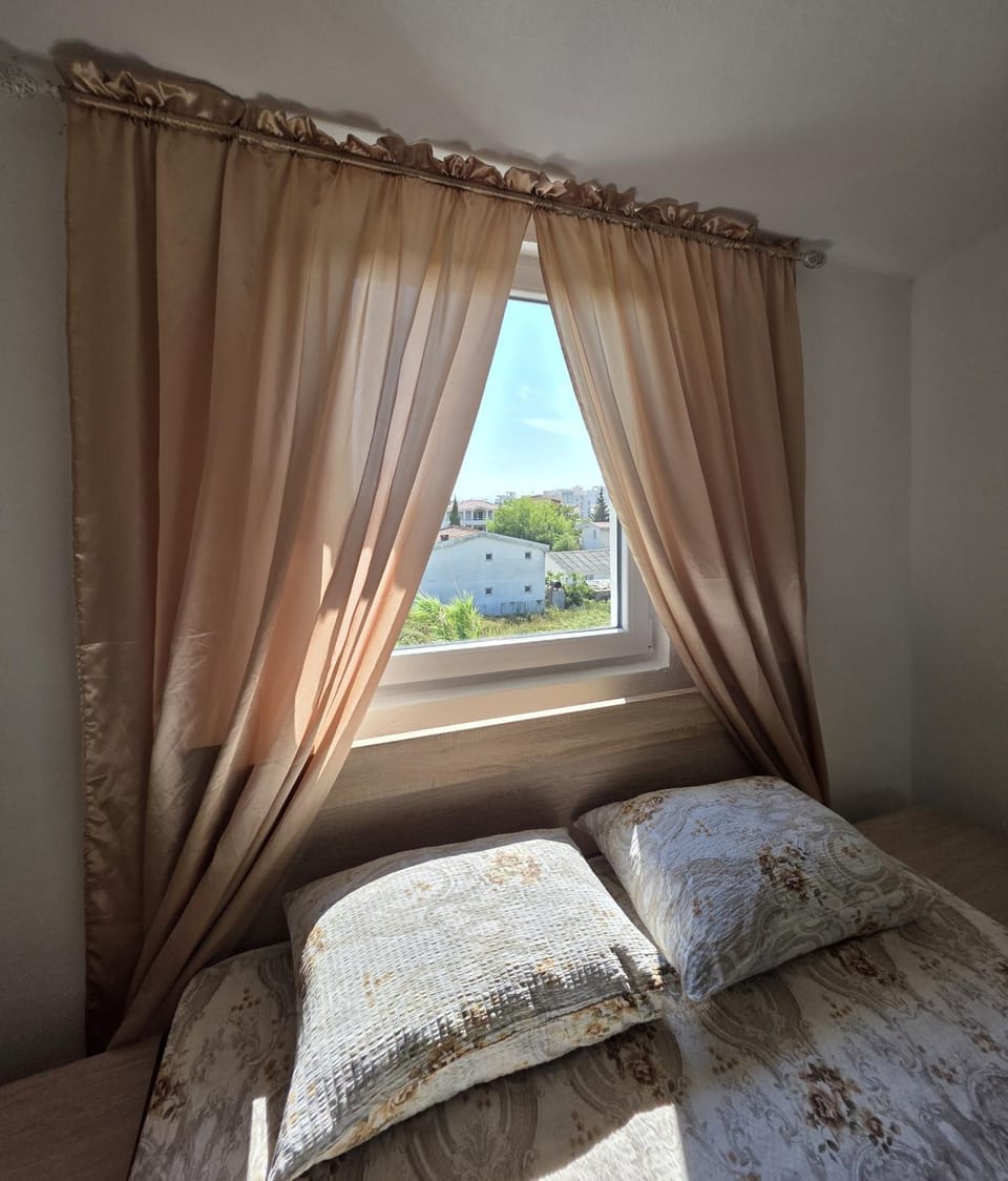 Bed, Natural landscape, Photo of the whole room, Bedroom