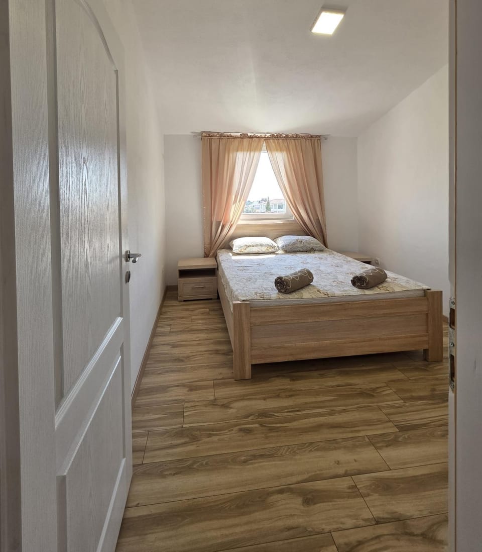 Bed, Photo of the whole room, Bedroom, towels, wardrobe