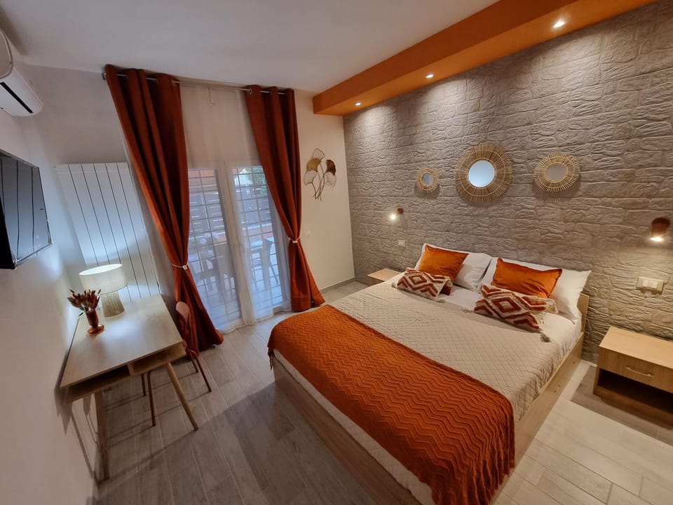 Bed, Living room, Photo of the whole room, Seating area, Bedroom, air conditioner