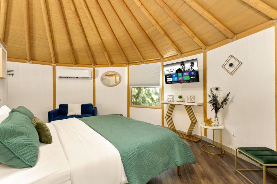 Luna Luxury Yurt-Cabin - Canyon Lake - Hot Tub Cabin in Canyon Lake