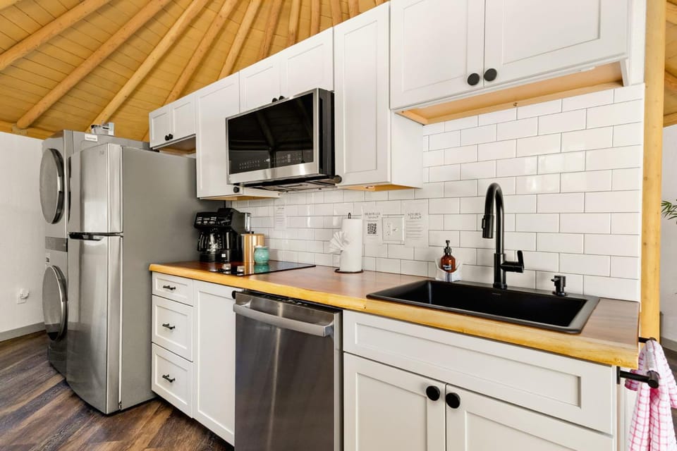 Luna Luxury Yurt-Cabin - Canyon Lake - Hot Tub Cabin in Canyon Lake
