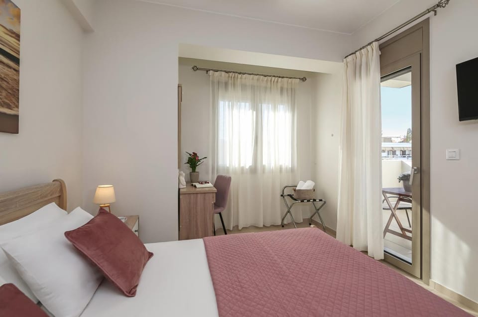 Bed, TV and multimedia, Photo of the whole room, Bedroom