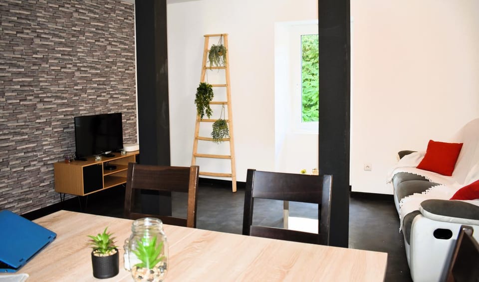 TV and multimedia, Living room, Seating area, Dining area