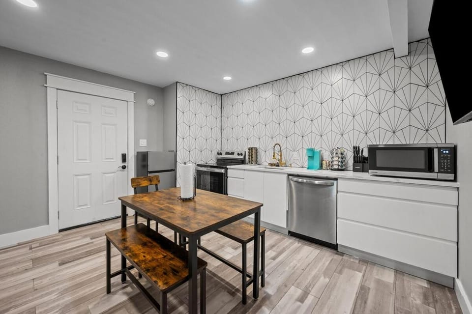 Cozy & Chic Apt King Bed -Free Parking Apartment in Houston