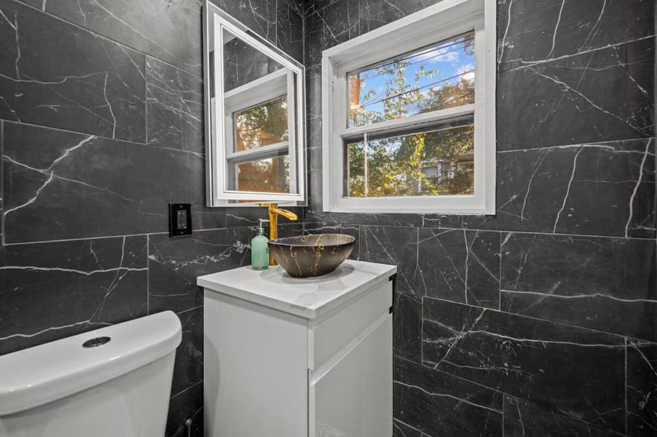 Cozy & Chic Apt King Bed -Free Parking Apartment in Houston