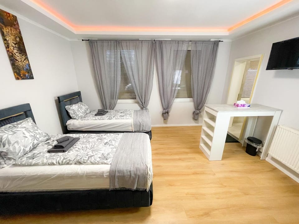Bed, TV and multimedia, Living room, Photo of the whole room, Seating area, Bedroom, towels