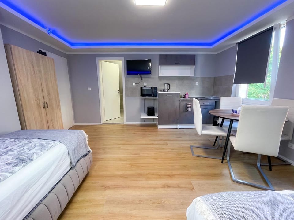 Bed, TV and multimedia, Kitchen or kitchenette, Living room, Photo of the whole room, Seating area, Dining area, Bedroom, minibar, oven, pet friendly, stove, toaster