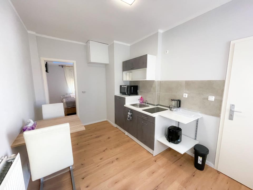 Kitchen or kitchenette, Dining area, minibar, oven