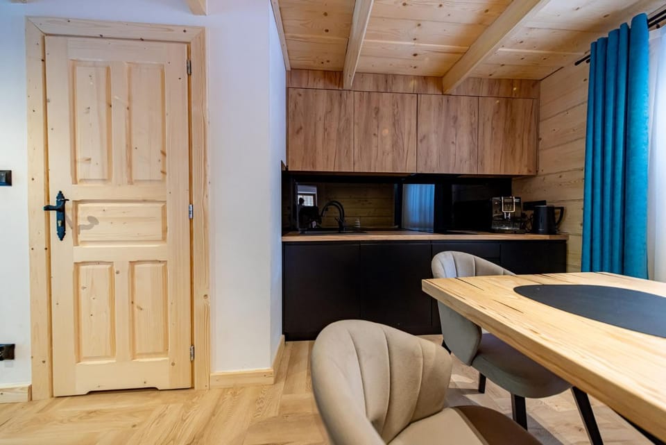 Coffee/tea facilities, Kitchen or kitchenette, Dining area