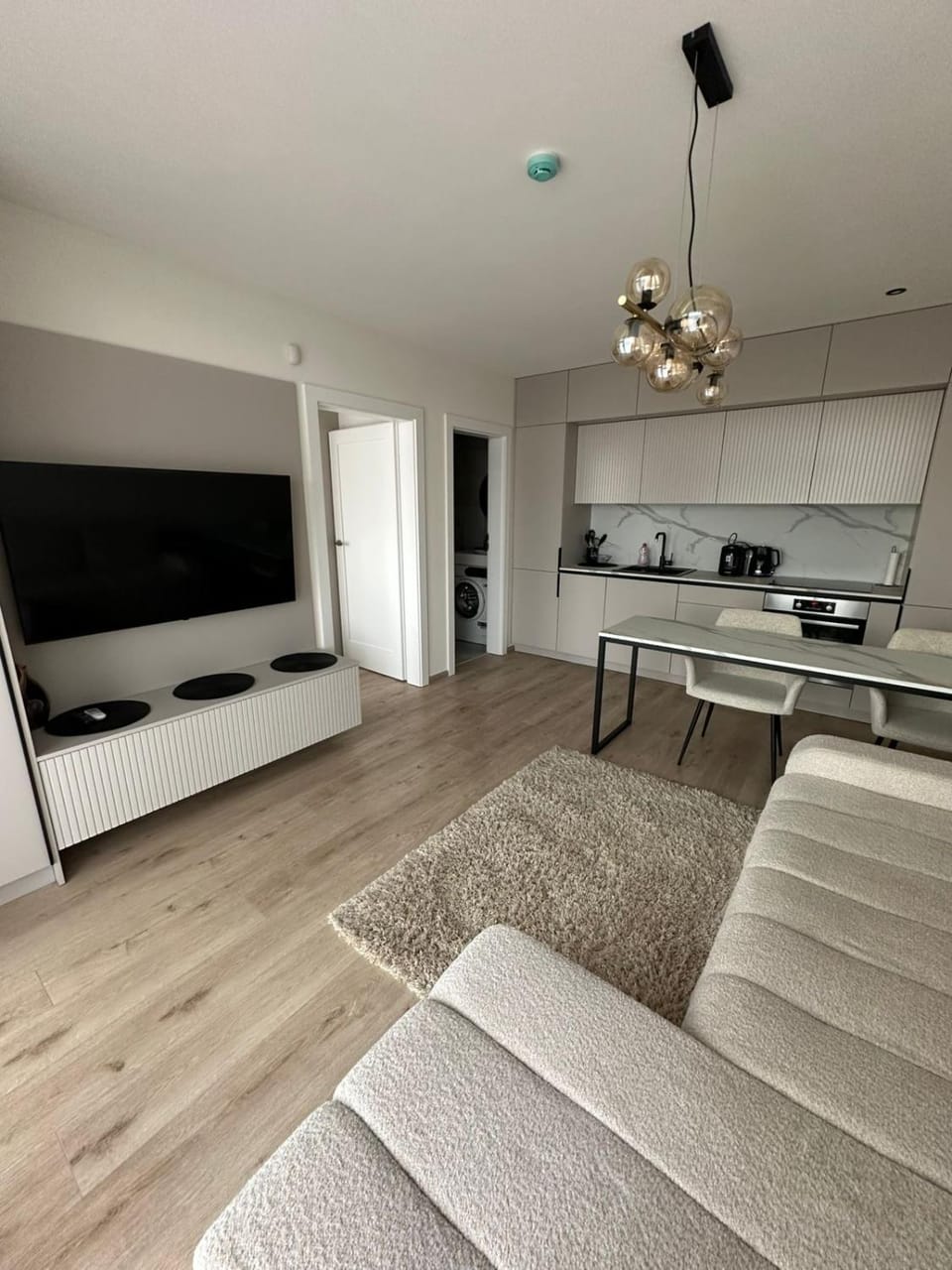 TV and multimedia, Kitchen or kitchenette, Living room, Seating area, Dining area, stove