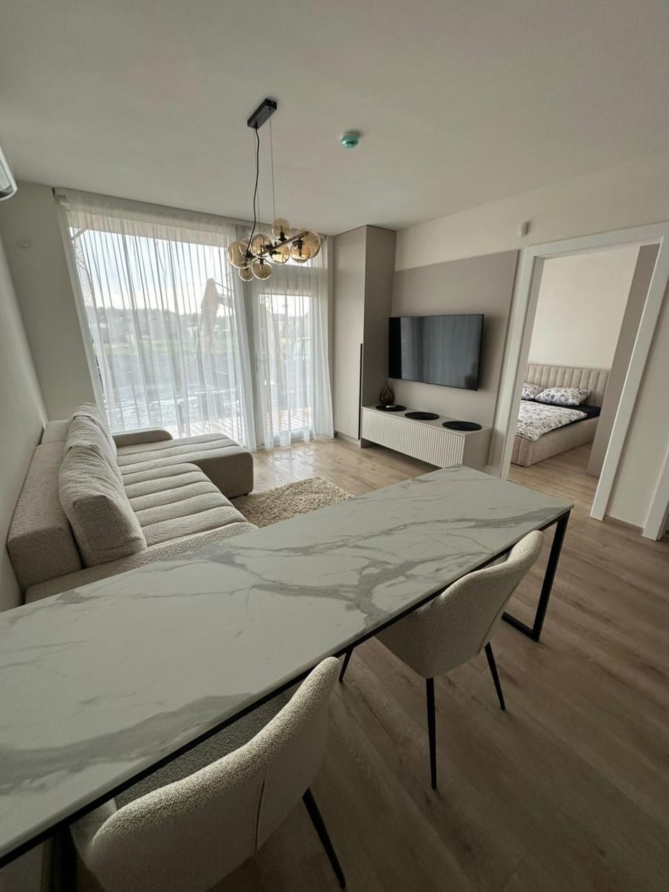 TV and multimedia, Seating area, Dining area
