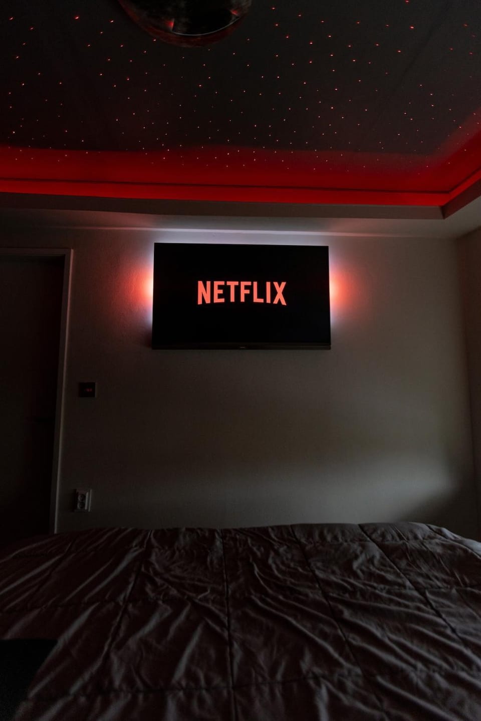 Bed, TV and multimedia, Photo of the whole room, Bedroom