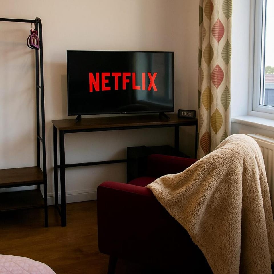 TV and multimedia, Seating area, Bedroom