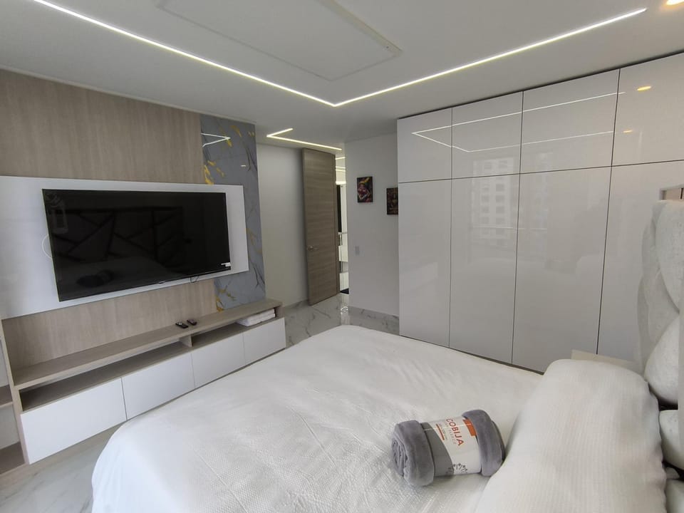 Bed, TV and multimedia, Bedroom