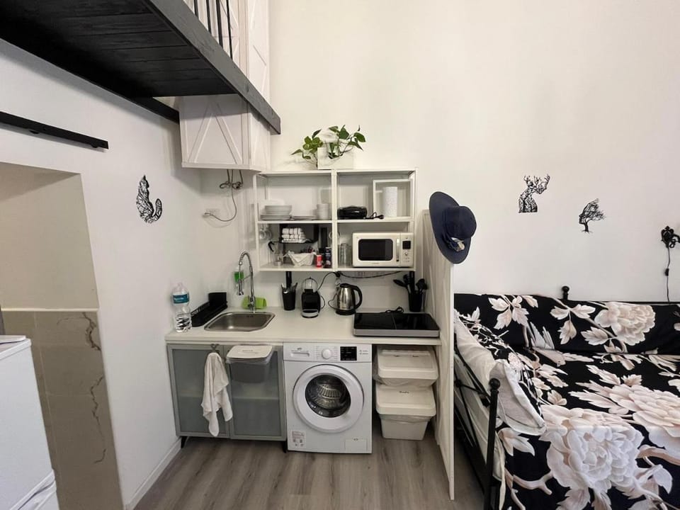 Kitchen or kitchenette, stove, washing machine