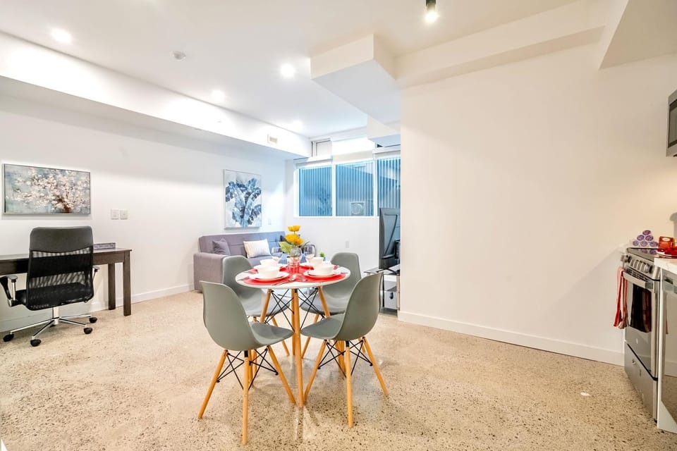 Inviting 2BR Basement Suite in Downtown Toronto - The Roland Hotel in Toronto