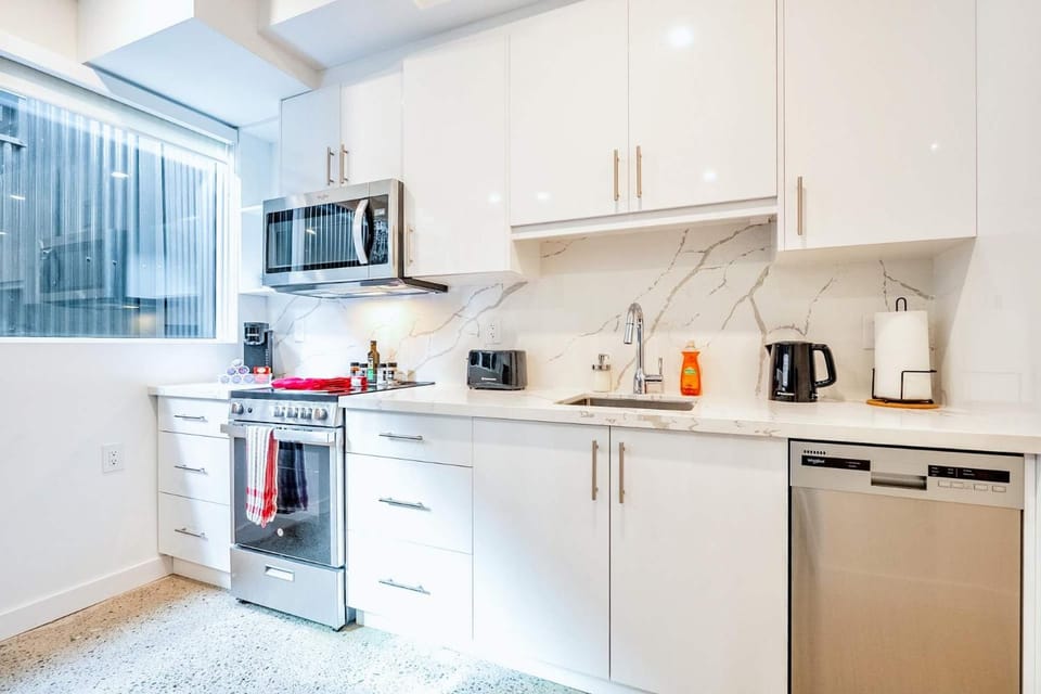 Inviting 2BR Basement Suite in Downtown Toronto - The Roland Hotel in Toronto