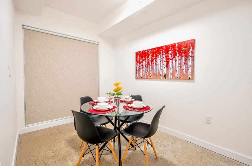 Peaceful 2BR Basement Suite Near Downtown Toronto - The Roland Hotel in Toronto