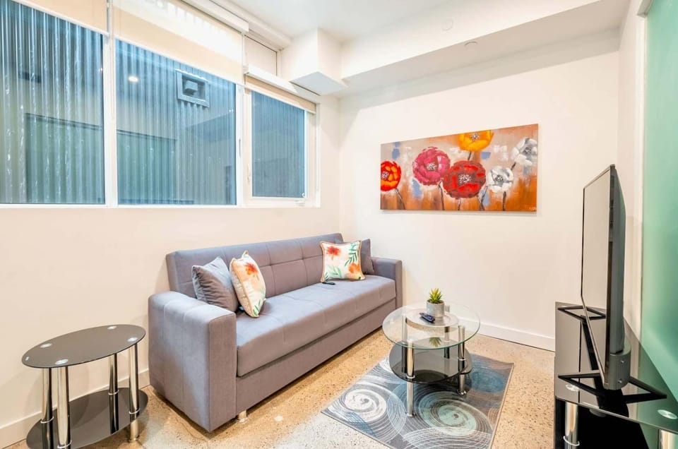 Peaceful 2BR Basement Suite Near Downtown Toronto - The Roland Hotel in Toronto